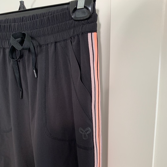 Aritzia TNA woven side striped joggers size XXS black/pink - Picture 5 of 10